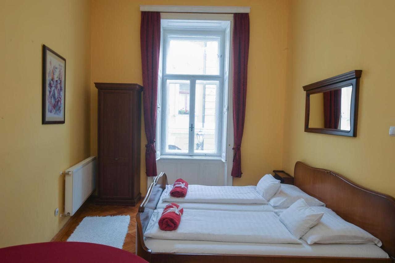 Centrum Vendégház Eger Esterno foto